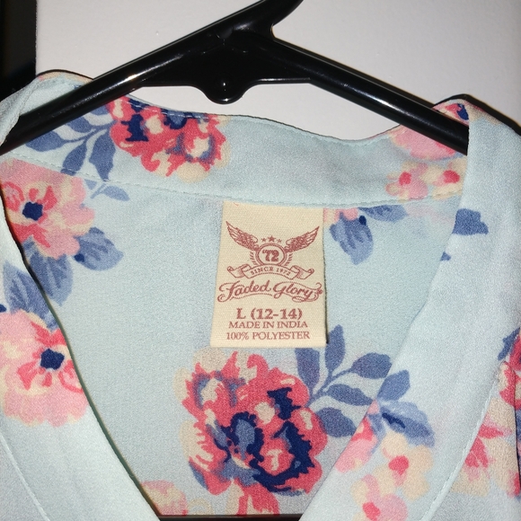 🌸 Beautiful floral button down top - Picture 6 of 12